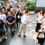 สุดคึกคัก! 'ธนาธร' ขยับอนาคตใหม่บุกย่านสีลม แม่ค้า-ออฟฟิศแห่รับ ไร้ป่วน!