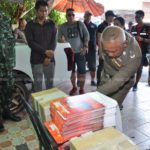ด่วน! 'ทหาร-ตร.' ปฏิบัติการ บุกยึดปฏิทิน 'แม้ว-ปู' ลั่น รูปนักโทษหนีคดี ห้ามแจก!