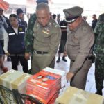 ด่วน! 'ทหาร-ตร.' ปฏิบัติการ บุกยึดปฏิทิน 'แม้ว-ปู' ลั่น รูปนักโทษหนีคดี ห้ามแจก!