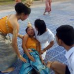 ขนลุก! ร.ร.ดังจัดงานบวงสรวงขอขมาเจ้าที่ อยู่ดีๆนักเรียนหญิงรำ-ร้องไห้ ไม่รู้ตัว