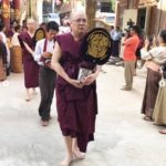 ปู อนุวัฒน์ ดารารุ่นใหญ่ บวชที่พม่า ขวัญฤดี ภรรยา - น้องหยดน้ำ ลูกสาว ร่วมอนุโมทนาบุญ