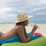 หาดลุกเป็นไฟ! พลอย จัดเต็ม ถอดเสื้อเปลือยอาบแดด บอกโตแล้วแม่ไม่ว่า