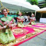 สดบันเทิง : ‘เบ็นซ์-น้ำหวาน-ใหม่-จ๊ะจ๋า’รำถวายมือ! นำทีมบวงสรวงละคร‘มนตรามหาเสน่ห์’
