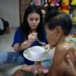 ลำไย ป้อนข้าว ยายแพง ที่ล้มป่วย ไม่ลืมวันเดินขายถั่วประทังชีวิตด้วยกัน