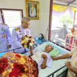 ปลื้มปีติ ในหลวงพระราชทานดอกไม้ ให้กำลังใจ ลุงเสรี "คนบุญผู้หยาบช้า" ป่วยอัมพาต