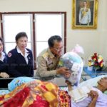 ปลื้มปีติ ในหลวงพระราชทานดอกไม้ ให้กำลังใจ ลุงเสรี "คนบุญผู้หยาบช้า" ป่วยอัมพาต