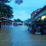 เร่งอพยพ ผู้ป่วยวิกฤต ร.พ.บางสะพาน หลังสถานการณ์น้ำเข้าสู่ระดับอันตราย