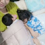 เบนซ์ ซูเปอร์มัม มิค เผยภาพ ปริม-ปราง ดูดนมจากอกแม่พร้อมกันตลอด เหมือนมีลูกแฝด