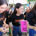 เบลล่า กราบย่านาค ซื้อลอตเตอรี่หลายชุด แถมใจดี แจก หวย แฟนคลับ แห่ซื้อตาม(คลิป)