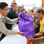 มูลนิธิอาสาเพื่อนพึ่งพา(ภาฯ) มอบถุงยังชีพ ช่วยเหยื่อน้ำท่วมชุมพร
