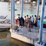 สปีดโบ๊ทชน พุ่งเสยเรือโดยสาร คนขับตกน้ำ ถูกใบพัดฟันขา หน้าวัดพนัญเชิง