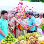 สดบันเทิง : ‘เบ็นซ์-น้ำหวาน-ใหม่-จ๊ะจ๋า’รำถวายมือ! นำทีมบวงสรวงละคร‘มนตรามหาเสน่ห์’
