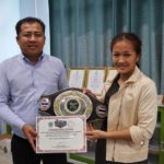 ตร.เผย หงส์ขาว ผูกคอกับประตูห้องพัก คาดเครียดเรื่องส่วนตัว ซดเหล้าย้อมใจก่อนฆ่าตัว