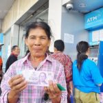 บัตรถูกล็อกอื้อ! ชาวโคราชแห่กด บัตรคนจน เผยเป็นของขวัญปีใหม่ที่ดีมาก