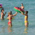 จัดเต็มภาพ มิสยูนิเวิร์ส ทำกิจกรรมริมชายหาดในชุดว่ายน้ำครั้งแรก ริมหาด!