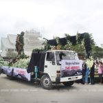 เริ่มแล้ว! ทีมหมูป่า-ภรรยา ร่วมขบวนอลังการแห่อนุสาวรีย์ "จ่าแซม" ฝ่าฝนสู่ถ้ำหลวง