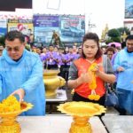 เริ่มแล้ว! ทีมหมูป่า-ภรรยา ร่วมขบวนอลังการแห่อนุสาวรีย์ "จ่าแซม" ฝ่าฝนสู่ถ้ำหลวง