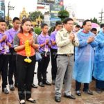 เริ่มแล้ว! ทีมหมูป่า-ภรรยา ร่วมขบวนอลังการแห่อนุสาวรีย์ "จ่าแซม" ฝ่าฝนสู่ถ้ำหลวง