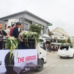 เริ่มแล้ว! ทีมหมูป่า-ภรรยา ร่วมขบวนอลังการแห่อนุสาวรีย์ "จ่าแซม" ฝ่าฝนสู่ถ้ำหลวง
