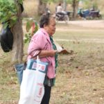 มูลนิธิป่อเต็กตึ๊ง ทำเพื่อสังคม ลุยแจกผ้าห่มคลายหนาวให้ชาวอุดรฯ