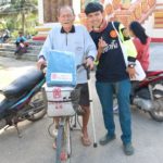 มูลนิธิป่อเต็กตึ๊ง เดินหน้าคลายหนาว มอบผ้าห่ม-ของใช้ให้ชาวมหาสารคาม
