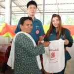 มูลนิธิป่อเต็กตึ๊ง ช่วยชาวอีสาน แจกผ้าห่มกันหนาวที่บุรีรัมย์