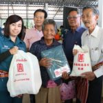 มูลนิธิป่อเต็กตึ๊ง ช่วยชาวอีสาน แจกผ้าห่มกันหนาวที่บุรีรัมย์