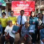 มูลนิธิป่อเต็กตึ๊ง ช่วยชาวอีสาน แจกผ้าห่มกันหนาวที่บุรีรัมย์