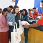 มูลนิธิป่อเต็กตึ๊ง ช่วยเหลือสังคม แจกผ้าห่ม-สิ่งของให้ชาวสุรินทร์