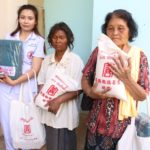 มูลนิธิป่อเต็กตึ๊ง แจกผ้าห่มคลาย 500 ชุด ช่วยเหลือชาวศรีสะเกษ