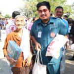 มูลนิธิป่อเต็กตึ๊ง มอบผ้าห่มกันหนาว-สิ่งของ ช่วยเหลือชาวอุบลราชธานี