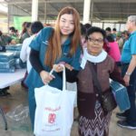 มูลนิธิป่อเต็กตึ๊ง ช่วยเหลือชาวอุบลราชธานี มอบผ้าห่มคลายหนาว