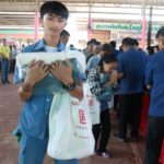 มูลนิธิป่อเต็กตึ๊ง มอบส่งท้าย แจกผ้าห่มคลายหนาวให้ชาวสกลนคร
