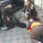ตร.กองพิสูจน์หลักฐาน 7 ขับรถจากบ้านอีก 400 เมตรถึงที่ทำงาน วูบอัดต้นไม้ตาย