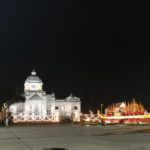 สมเด็จพระเจ้าอยู่หัว ทรงนำปั่นจักรยาน กลับถึงพระลานพระราชวังดุสิต