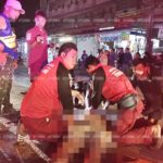 สุดยื้อชีวิต! ลุงเก็บขยะปั่นจักรยานข้ามถนน ถูกกระบะพุ่งชนร่างกระเด็นดับกลางถนน