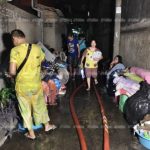 หอบของหนีตายวุ่น! ไฟไหม้ชุมชนบ้านไม้เก่า เจริงกรุง เผาวอดบ้านกว่า 10หลัง