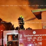 หอบของหนีตายวุ่น! ไฟไหม้ชุมชนบ้านไม้เก่า เจริงกรุง เผาวอดบ้านกว่า 10หลัง
