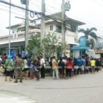 ชาวบ้านตีกันเละ! แซงคิวแย่งกด บัตรคนจน แฉรับจ้างกดแทน 40 ใบ
