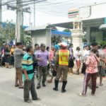 ชาวบ้านตีกันเละ! แซงคิวแย่งกด บัตรคนจน แฉรับจ้างกดแทน 40 ใบ