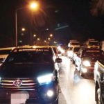 ถนนสาย304 รถแน่นติดยาว 20 กิโลฯ ตร.ทางหลวง ร้องเพลง-เต้นคลายเครียด