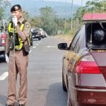 ถนนสาย304 รถแน่นติดยาว 20 กิโลฯ ตร.ทางหลวง ร้องเพลง-เต้นคลายเครียด