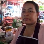 แม่ค้าตลาดสด ฝากถึงรัฐบาล "เศรษฐกิจแย่ จะตายกันหมดแล้ว" เทียบยุค 'แม้ว-ปู' ขายของดี!!