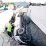 ชนระทึก! กระบะโดนเสยพุ่งตกสะพาน พ่อ-ลูกสาว 7 ขวบรอดหวุดหวิด(คลิป)