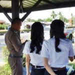 หวิดดับ! บัณฑิตสาว ซัดเก๋งไปซ้อมรับปริญญา หักหลบรถตัดหน้ารถคว่ำตกคลอง