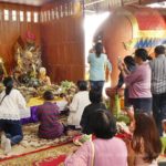 หวังรับทรัพย์ส่งท้ายปี! แห่ส่องเลขเด็ดอ่างน้ำมนต์ อาศรมฤาษีเณร ลอยเด่นเห็นชัดๆ