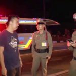 ชนสนั่นสามแยกไฟแดง! หนุ่มใหญ่ขับกระบะส่ายไปมา พุ่งเสยท้ายรถบรรทุกดับคาที่