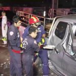 ชนสนั่นสามแยกไฟแดง! หนุ่มใหญ่ขับกระบะส่ายไปมา พุ่งเสยท้ายรถบรรทุกดับคาที่