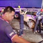 ชนสนั่นสามแยกไฟแดง! หนุ่มใหญ่ขับกระบะส่ายไปมา พุ่งเสยท้ายรถบรรทุกดับคาที่