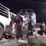 ชนสนั่นสามแยกไฟแดง! หนุ่มใหญ่ขับกระบะส่ายไปมา พุ่งเสยท้ายรถบรรทุกดับคาที่